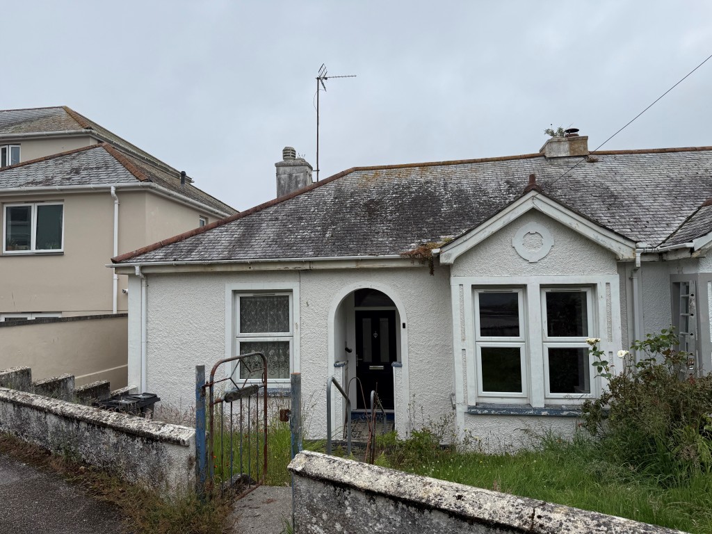 Lot: 220 - SEMI-DETACHED TWO-BEDROOM BUNGALOW FOR IMPROVEMENT - Front elevation and garden area